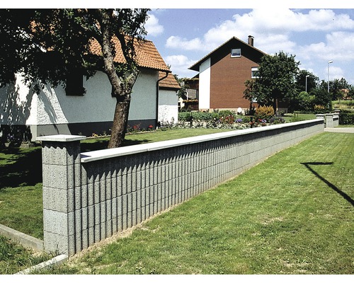 Mur de jardin en béton entre deux maisons