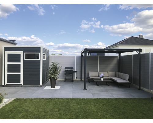 Vue de jardin avec abri de jardin, barbecue et coin salon couvert