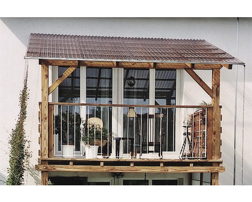 Überdachter Balkon mit Holzkonstruktion und Wellplatten