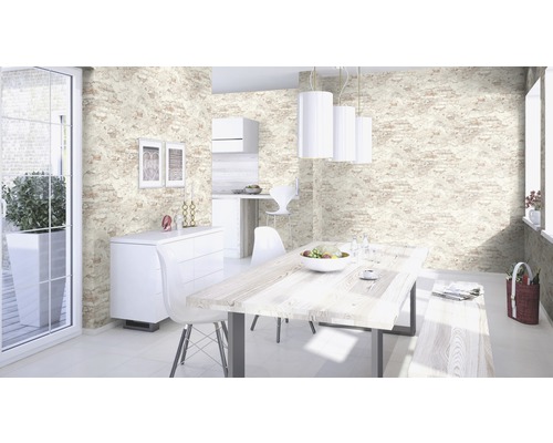 Pièce lumineuse avec table à manger, chaises et revêtement mural imitation pierre.