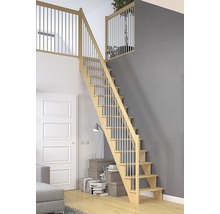 Holztreppe mit Geländer im Innenraum