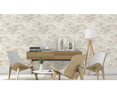 Salon avec papier peint intissé aspect pierre, table en bois, lampadaire et chaises.