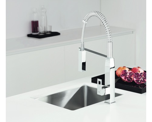 Robinet de cuisine en acier inoxydable avec évier dans une cuisine lumineuse