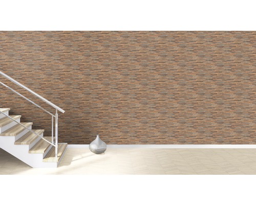 Szene mit Treppe, Dekorwand und Vase.