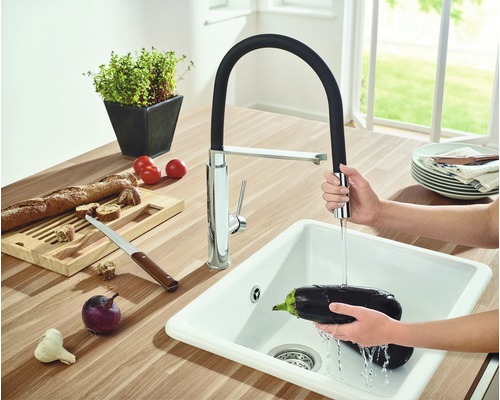 Évier de cuisine avec robinet extractible et légumes dans l''évier