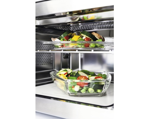 Légumes dans des plats en verre au four