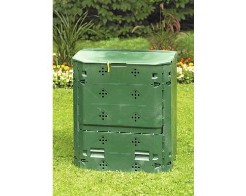 Composteur en plastique dans le jardin