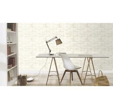 Arbeitszimmer mit Tisch, Stuhl, Lampe und Bücherregal vor einer Wand mit Backsteintapete