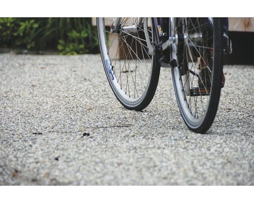 Fahrradreifen auf Kiesweg