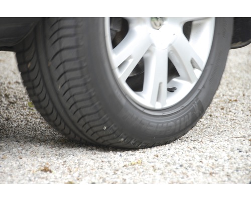 Ein Autorad mit Reifen auf Schotter