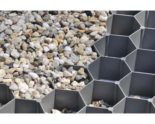 Nahaufnahme von Rasengittersteinen mit Kies gefüllt