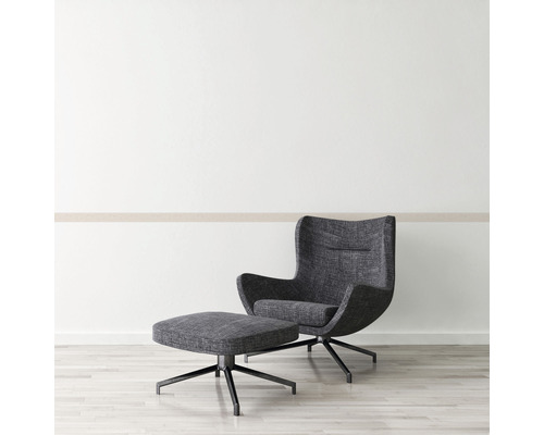 Fauteuil avec tabouret sur base pivotante dans le salon