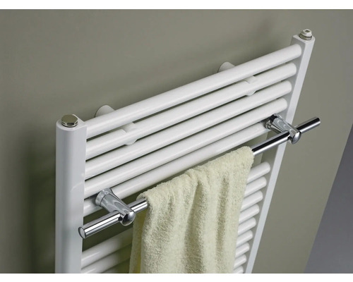 Weisser Badheizkörper mit Handtuch und Handtuchhalter