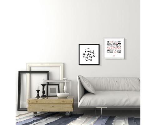 Salon avec canapé, table basse et images encadrées au mur