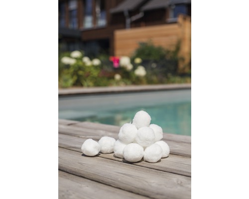 Mehrere Bälle auf Holzoberfläche im Aussenbereich