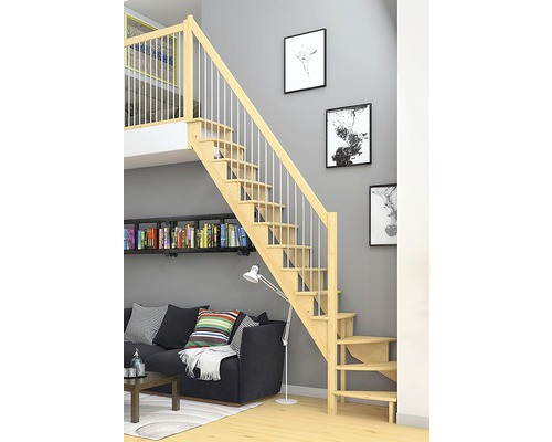 Holztreppe mit Geländer in einem Wohnraum mit Sofa und Bücherregal