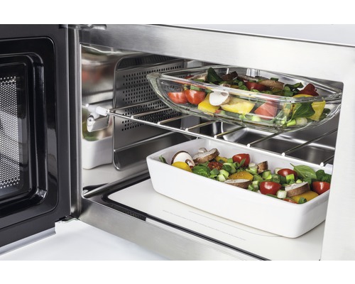 Intérieur d''un four à micro-ondes avec deux plats de légumes