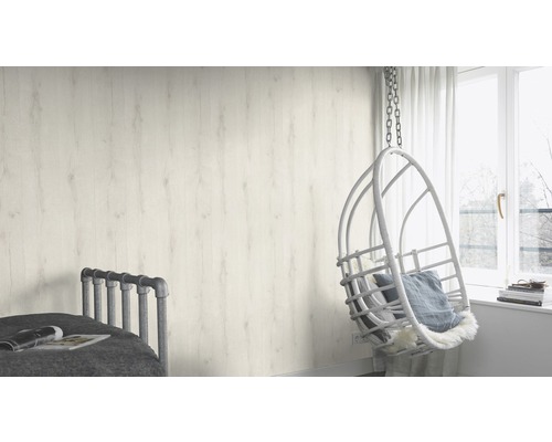 Pièce claire avec mur en bois, fauteuil suspendu et lit