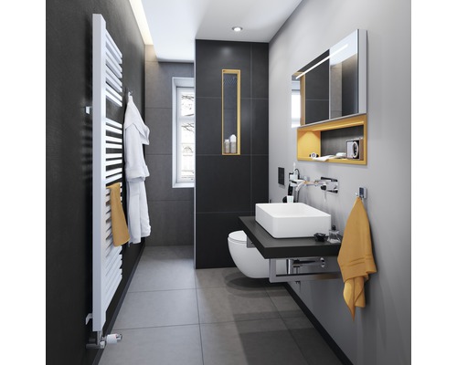 Salle de bain moderne avec radiateur, lavabo, miroir et toilettes.