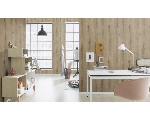 Espace de vie avec des panneaux de bois, un bureau et des étagères