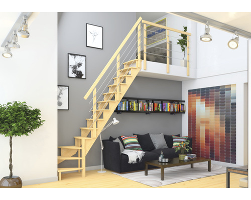 Séjour avec escalier en bois, bibliothèque et canapé