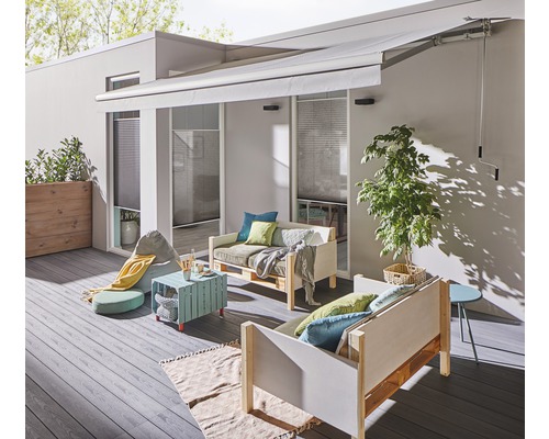 Terrasse mit Markise, Sitzgelegenheiten und Pflanzen für eine gemütliche Atmosphäre im Freien