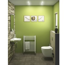 Helles Badezimmer mit Waschbecken, Handtuchwärmer und Toilette