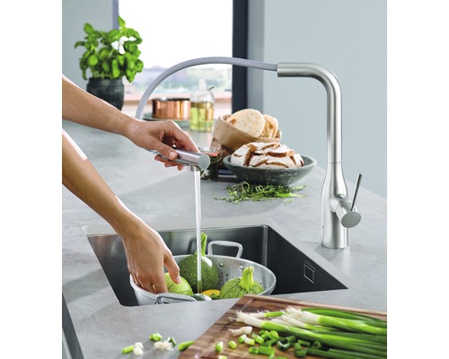 Scène de cuisine avec robinet, évier et légumes