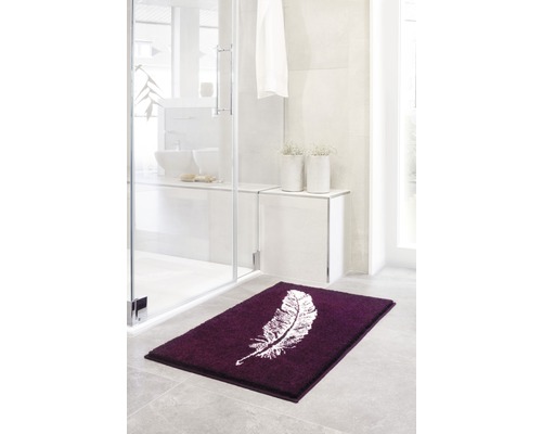 Salle de bains moderne avec tapis de bain et motif de plumes