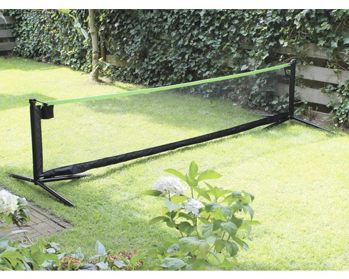 Filet de badminton avec cadre sur une pelouse