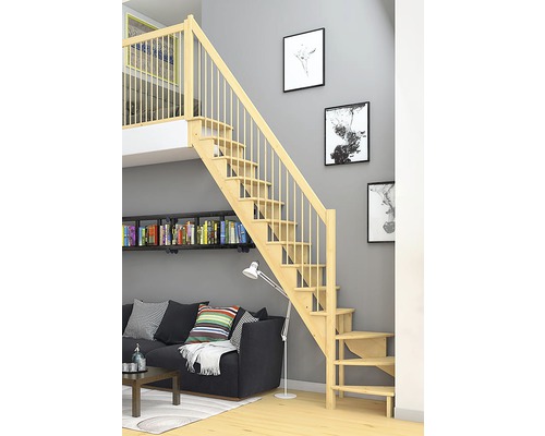 Holztreppe im Wohnraum mit Bücherregal und Sofa