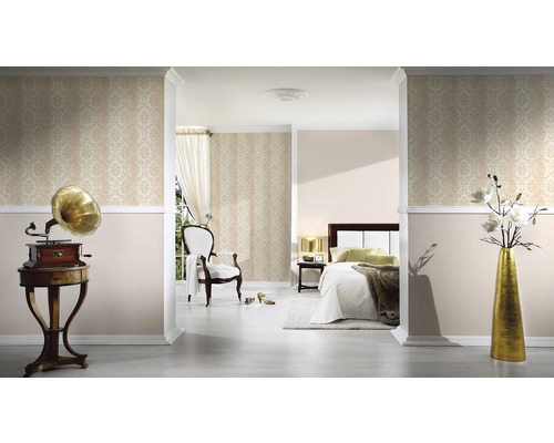 Dekoratives Zimmer mit floraler Tapete, Grammofon und Schlafzimmer im Hintergrund