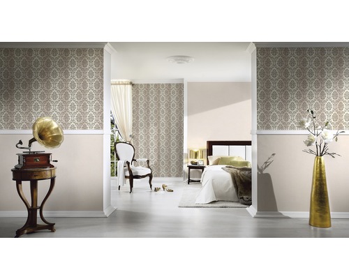 Wohnzimmer mit Tapete im klassischen Stil, Grammophon und dekorativer Vase