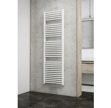 Badezimmer mit Handtuchheizkörper an der Wand