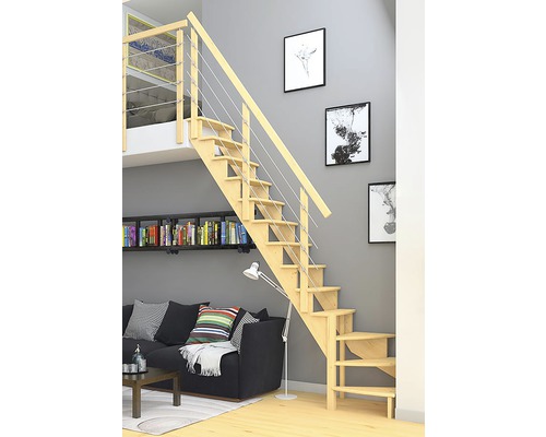 Escalier en bois avec garde-corps en câble d''acier dans un salon moderne