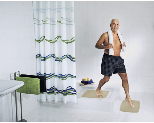 Helles Badezimmer mit Duschvorhang, Handtüchern und Badematten