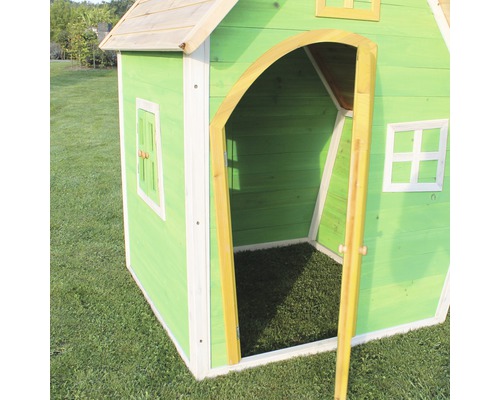Grünes Kinderspielhaus mit Holztür und Fenstern
