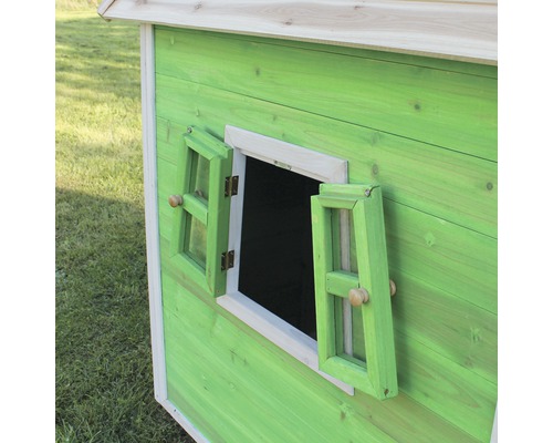 Detailansicht eines Spielhauses mit offenem Fenster