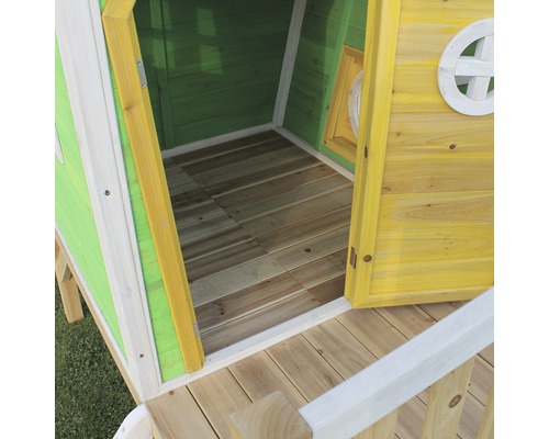 Innenraum eines Spielhauses mit Holzboden und teilweise geöffneter Tür