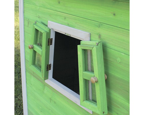 Detailansicht eines geöffneten Fensters an einem grünen Holzspielhaus