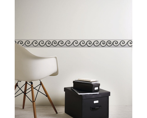 Décoration murale avec bordure à motif ondulé dans une pièce