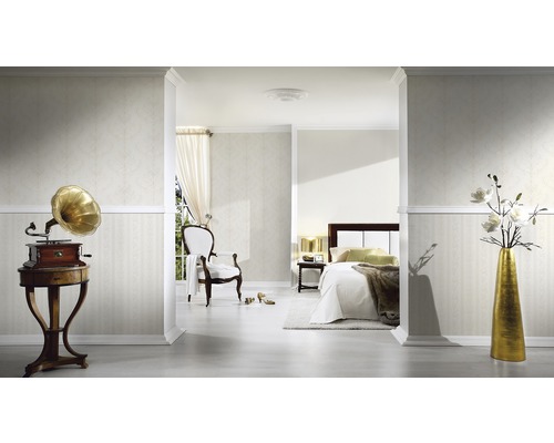 Klassisches Schlafzimmer mit Tapete, Grammophon und Dekorationen