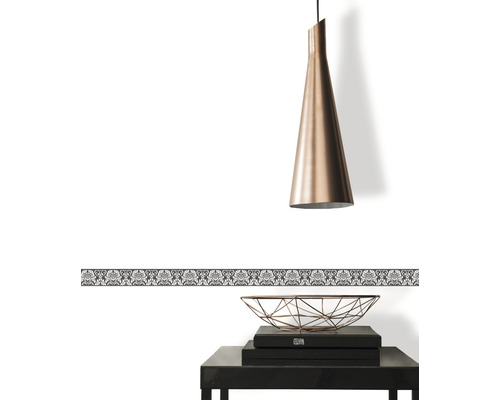 Wandgestaltung mit Bordüre, Lampe und Tisch