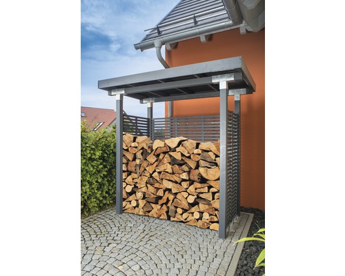 Holzlager mit Holzstapel im Aussenbereich