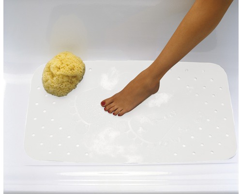 Badewannenmatte mit Badeschwamm und Fuss in der Badewanne