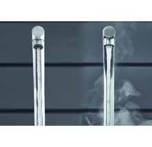 Zwei Wasserhähne mit fließendem Wasser, einer mit Dampf