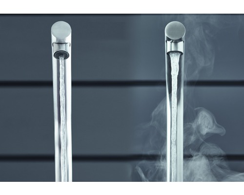 Zwei Wasserhähne mit fließendem Wasser, einer mit Dampf