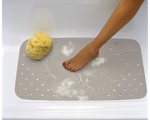 Graue Badewannenmatte mit Fussabdrücken, Badeschwamm und Fuss in der Badewanne