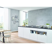 Helle, moderne Küche mit weisser Küchenzeile, Spüle und Esstisch