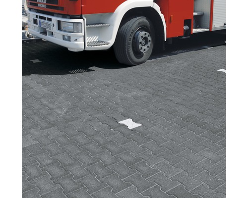 Pavés en béton gris avec un camion de pompiers en arrière-plan.